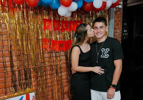 Antes del “encierro”, pelotero del Ciclón “ligó besito” en un festejo “chulinita”