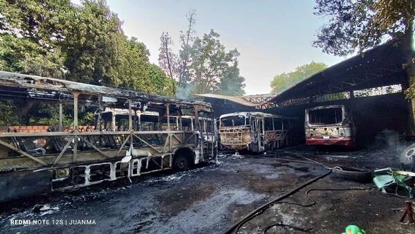 Cinco colectivos se incendian en Tobatí - 1000 Noticias