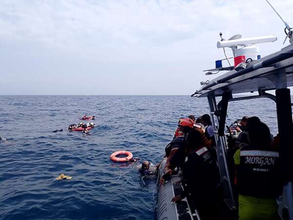 Rescatan a 42 turistas tras naufragar en Colombia: había dos paraguayos - Mundo - ABC Color