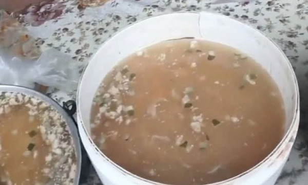 "Pusimos en tachos y baldes la porquería que quisieron dar a nuestros hijos": Padres denuncian mala calidad del almuerzo escolar y responden al ministro Tadeo Rojas - OviedoPress