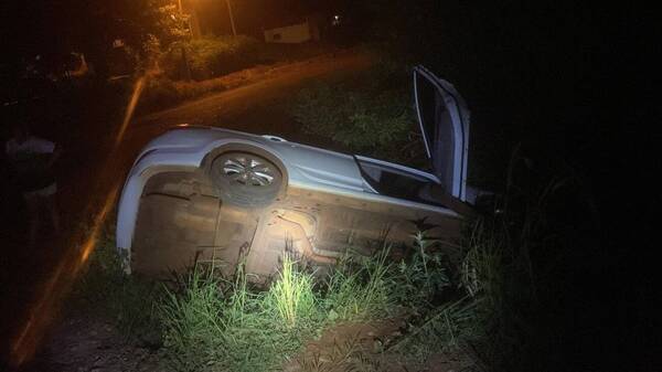 Doña he’i que pilló a su “pierna peluda” con “otra” en sitú de "poca ropa" y acabó volcando con el auto