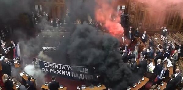 (VIDEO) Bolonqui jefe en sesión del Parlamento serbio: diputados de la oposición lanzan bengalas y granadas de humo