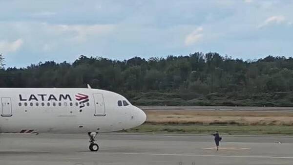 ¡No pue’huevón! Arriero se metió frente a un avión, arriesgando su vida, porque ¿llegó tarde?