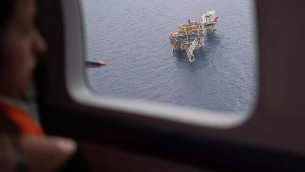 32 migrantes abandonados desde hace cuatro días en plataforma petrolífera del Mediterráneo