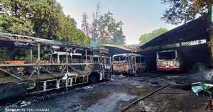 Diario HOY | Voraz incendio consume buses de empresa de transporte de Tobatí