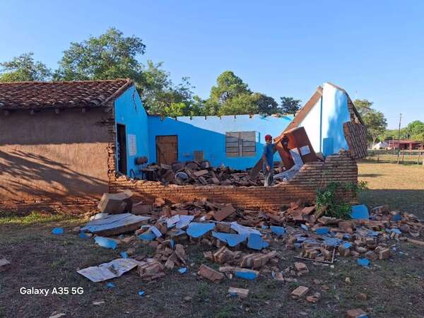 Se derrumba techo del Puesto de Salud cuya viga fue carcomida por termitas en Yaguarón - Nacionales - ABC Color