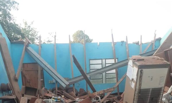 (VIDEO) ¡Se derrumbó puesto de salud en Yaguarón!