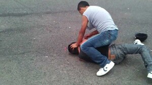 El colmo: Pidió que no fumen su porquería frente a su casa y fue golpeado por adictos