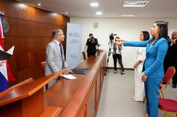Ministro de la CSJ tomó juramento a secretarias judiciales