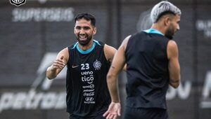 Versus / La situación del "Beto" Espínola en Olimpia