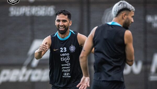 Versus / La situación del "Beto" Espínola en Olimpia