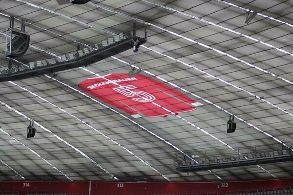 Versus / La camiseta del legendario Beckenbauer colgada en el techo del estadio del Bayern