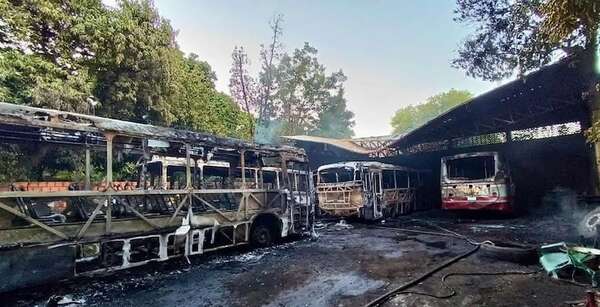 Incendio de ómnibus causó susto en Tobatí - Nacionales - ABC Color