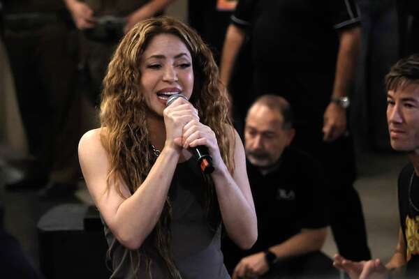 Shakira cantó en la puerta de un hotel a sus fans chilenos - Gente - ABC Color
