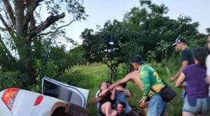 Mujer choca tras ser perseguida por su esposo, a quien pilló con su amante - Noticiero Paraguay