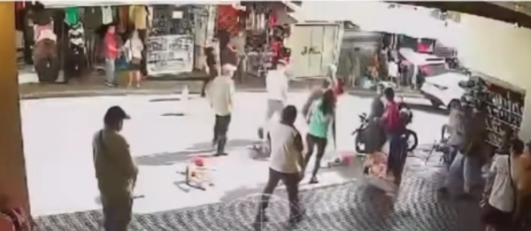 (VIDEO) Reventaron a golpes a ñembo vendedor de medias en CDE
