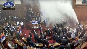 Caos en el Parlamento de Serbia: bombas de humo y heridos en enfrentamiento entre diputados - Mundo - ABC Color