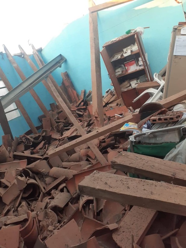 Colapsa el techo de una casa antigua que funcionaba como puesto de salud - 1000 Noticias