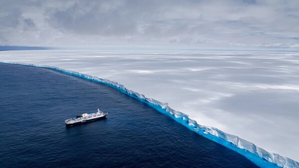 El iceberg más grande del mundo encalla en aguas poco profundas cerca de Georgia del Sur