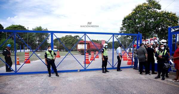 La Nación / San Antonio: disponen suspensión parcial de actividades en frigorífico tras fuga de amoníaco
