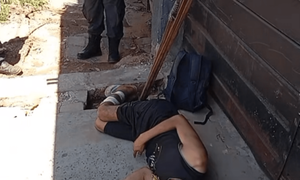 Pasajero con muleta rompe vidrio de colectivo tras ser bajado en zona permitida