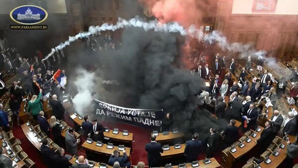 Video: Oposición lanza bombas de humo y bengalas en el Parlamento de Serbia