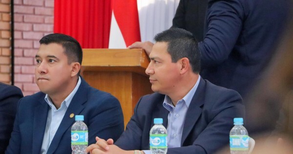 Echeverría rindió cuentas y copó la audiencia con funcionarios leales para bloquear a la oposición