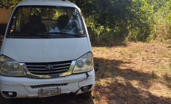 Mujer es aprehendida con camioneta recién hurtada en Pdte. Franco