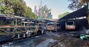 La Nación / Voraz incendio consume buses