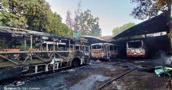 La Nación / Voraz incendio consume buses