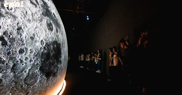 Excursión a las lunas del Sistema Solar en el planetario del MuCi