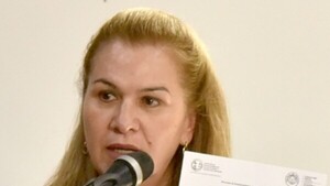 Ministra Barán dice que no dimitirá, mientras salud del país se derrumba