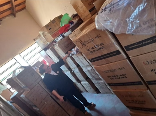Kits escolares llegaron incompletos a escuela San Jorge de MRA, denuncian - Noticiero Paraguay