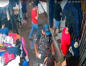 Ladrón disfrazado de vendedor ambulante es filmado robando celular a una turista - La Clave