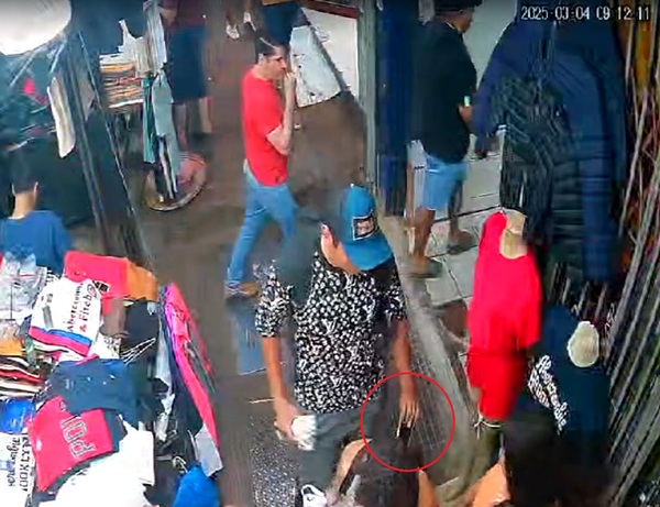 Ladrón disfrazado de vendedor ambulante es filmado robando celular a una turista - La Clave