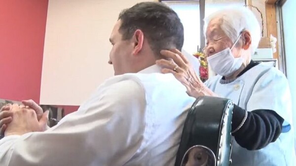 Reconocen a una japonesa de 108 años como la peluquera en activo más mayor del mundo