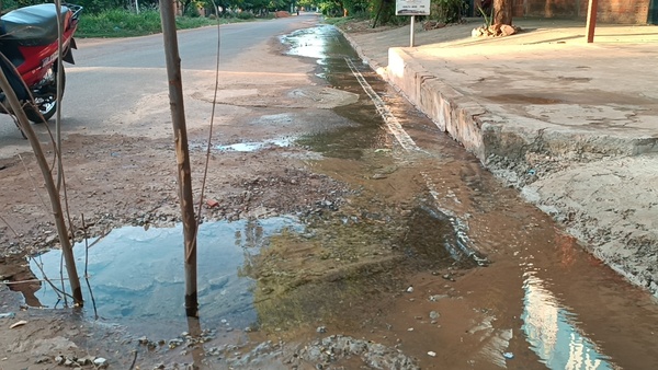 Importante pérdida de agua en el barrio San Antonio genera reclamos