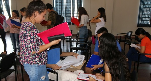 Recibirán documentos para renovación de becas en Ñeembucú