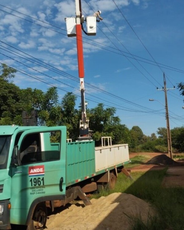 Realizan mantenimiento de líneas de media tensión para mejorar servicio eléctrico en Pedro Juan Caballero - .::Agencia IP::.