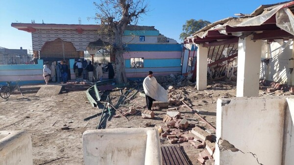 Suben a 34 los muertos y a 32 los heridos en el asalto de una base militar en Pakistán