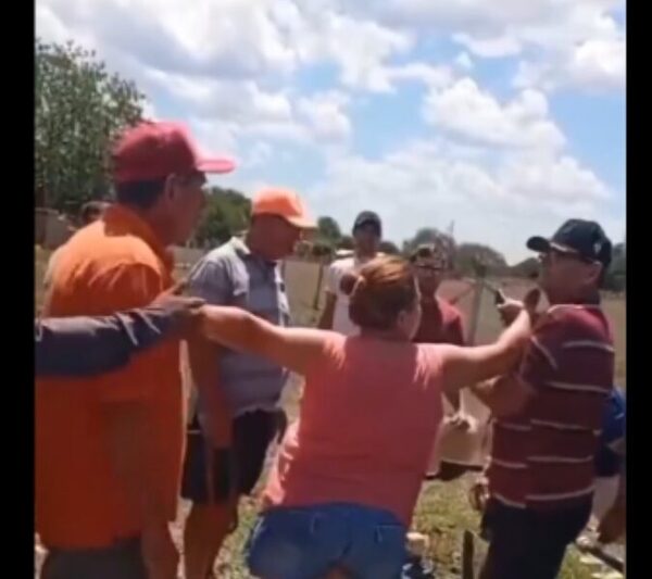 (VIDEO)Ciudadanos pelearon por falta de agua: casi se agarraron a golpes