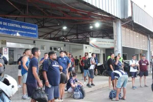 Supercopa AFA: unos 3.000 hinchas extranjeros ya ingresaron al país - Nacionales - ABC Color