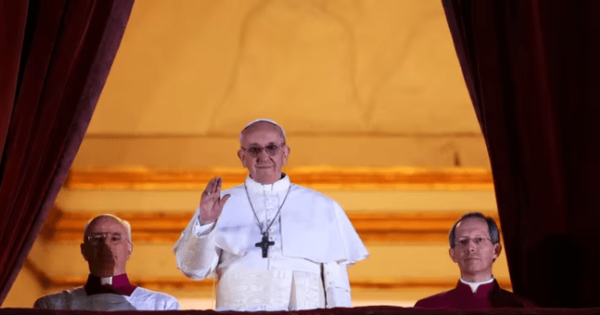 El Vaticano informó que el papa Francisco se encuentra “estable” tras una noche de buen descanso