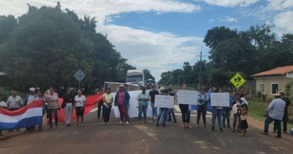 La Nación / Padres cierran escuela y ruta para exigir reparaciones en Horqueta