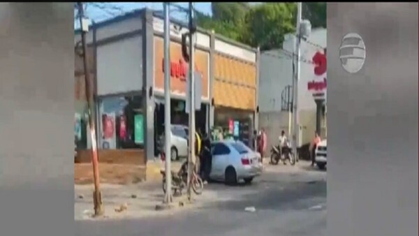 Mujer de 75 años destrozó el vidrio de un local de Asunción
