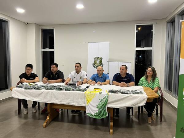 JAIME HINTERLEITNER ENTREGÓ INDUMENTARIA DEPORTIVAS A JÓVENES DE CAMBYRETÁ
