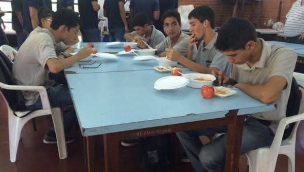 "Almuerzo escolar ya", es lo que exigen estudiantes del CTN de Encarnación