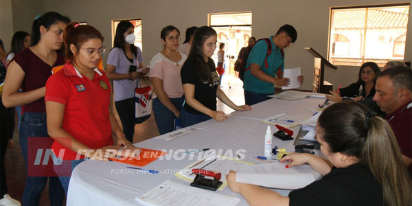 RECIBEN DOCUMENTOS PARA RENOVACIÓN DE BECAS EN ÑEEMBUCÚ