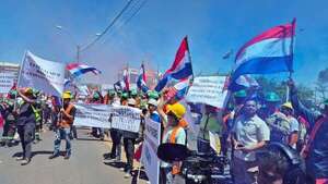Obreros y proveedores de la detenida obra Petra Signature se manifestaron frente a la Conmebol - Nacionales - ABC Color