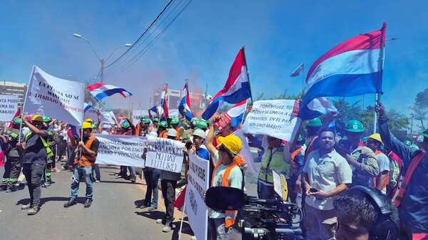 Obreros y proveedores de la detenida obra Petra Signature se manifestaron frente a la Conmebol - Nacionales - ABC Color